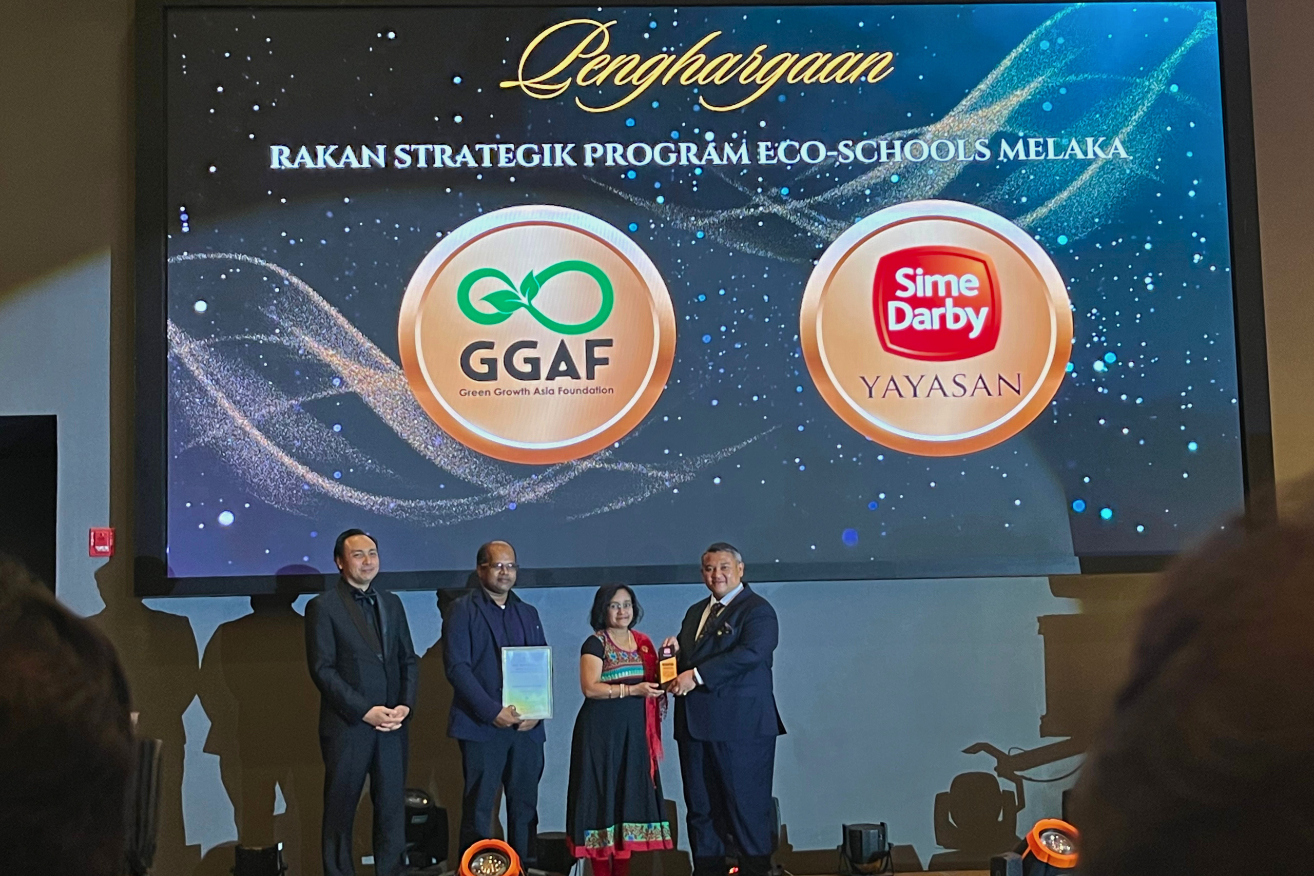 YB Datuk Rais Bin Datuk Wira Yasin Presented the Strategic Partner Award to Green Growth Asia Foundation (GGAF) and Yayasan Sime Darby (YSD) at Anugerah Hijau Melaka (AHM) 2024.